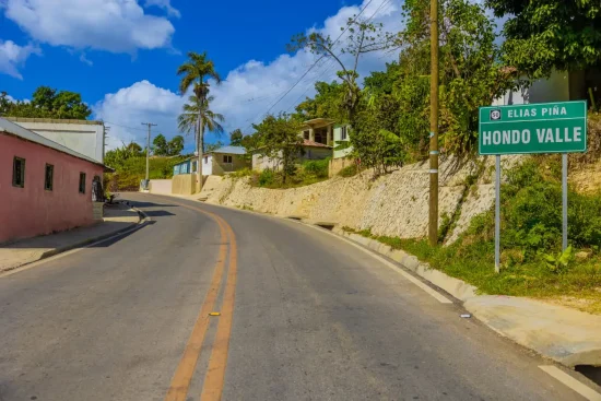 Abinader inaugura carretera El Cercado–Hondo Valle