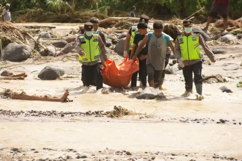 Ascienden a 502 los muertos por inundaciones y deslizamientos de tierra en Sumatra, Indonesia