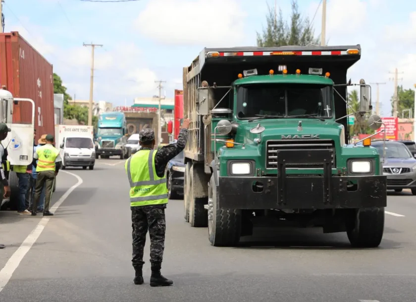 Medidas del INTRANT para regular el transporte de carga en Navidad 2025 y Año Nuevo 2026