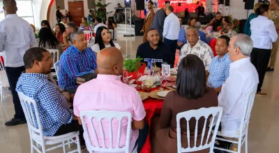 Presidente Abinader destaca labor de periodistas del Palacio