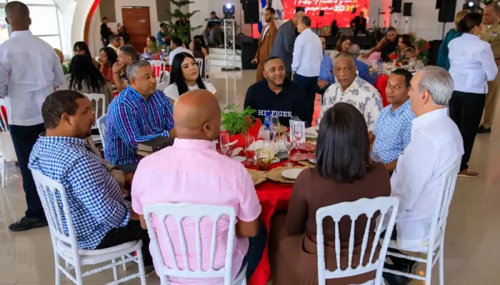 Presidente Abinader destaca labor de periodistas del Palacio