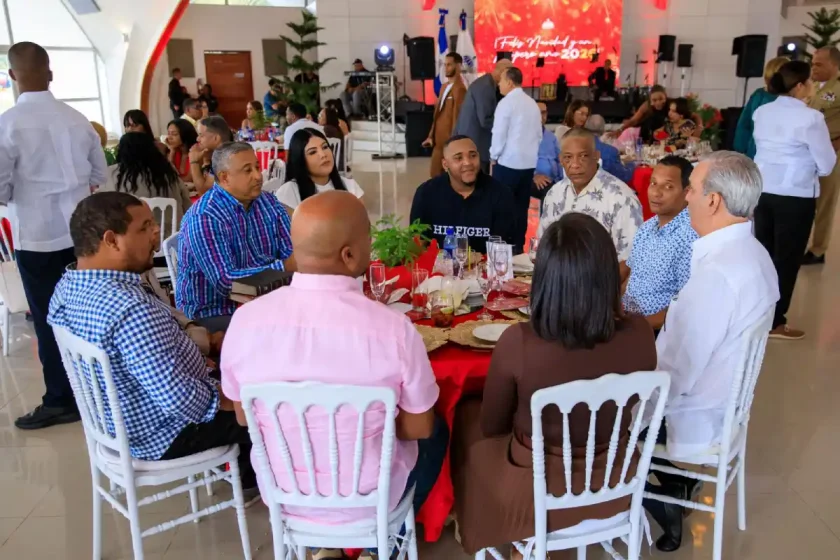 Presidente Abinader destaca labor de periodistas del Palacio