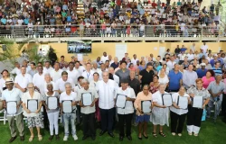 Presidente Abinader entrega 1,305 títulos de propiedad en Pueblo Nuevo: un impulso real a la justicia social