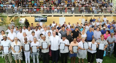 Presidente Abinader entrega 1,305 títulos de propiedad en Pueblo Nuevo: un impulso real a la justicia social