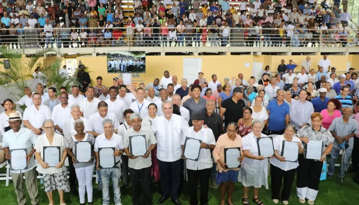 Presidente Abinader entrega 1,305 títulos de propiedad en Pueblo Nuevo: un impulso real a la justicia social