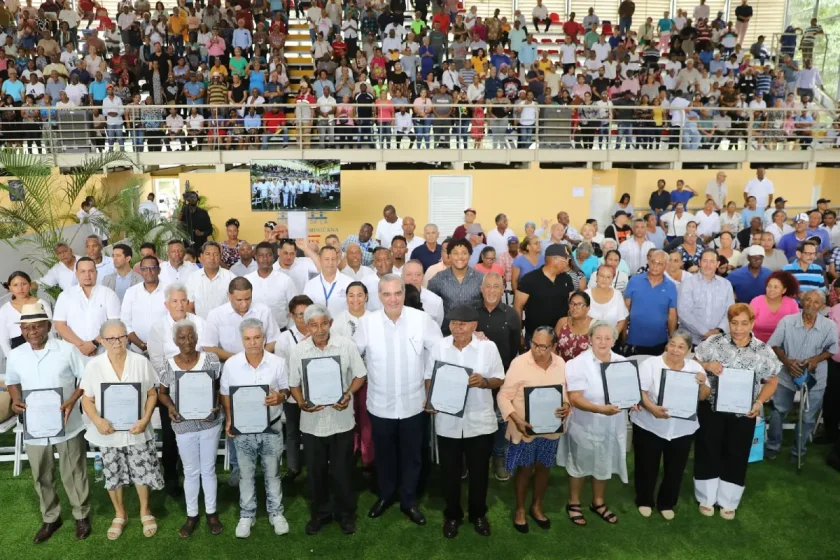 Presidente Abinader entrega 1,305 títulos de propiedad en Pueblo Nuevo: un impulso real a la justicia social