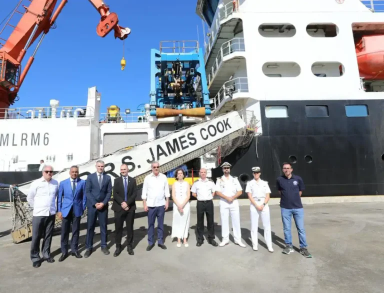 Abinader visita el RRS James Cook y destaca investigación geofísica en RD