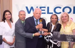 RoseMaryNews entrega “La Antorcha de la Democracia” a exalcalde Miami y reafirma compromiso con el sistema