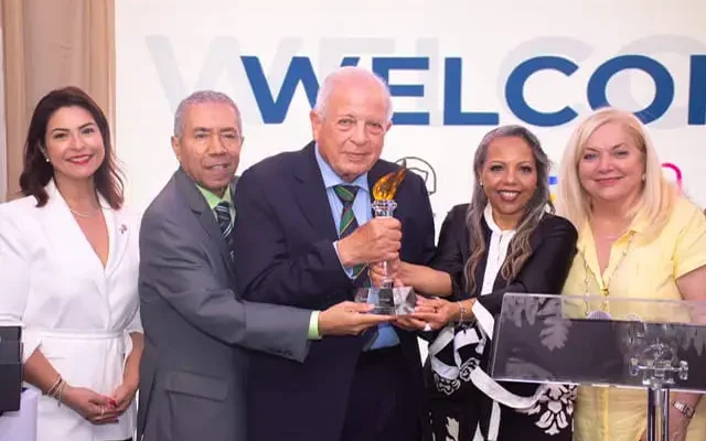 RoseMaryNews entrega “La Antorcha de la Democracia” a exalcalde Miami y reafirma compromiso con el sistema