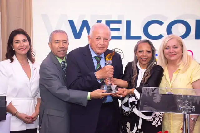 RoseMaryNews entrega “La Antorcha de la Democracia” a exalcalde Miami y reafirma compromiso con el sistema