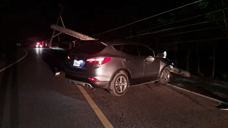 Accidentes de tránsito dañan 84 postes eléctricos en Santiago en 2025