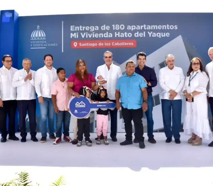 Abinader inaugura 180 viviendas y escuela en Hato del Yaque
