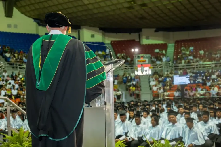 Universidad ISA inviste a 379 profesionales y honra al Ing. Cristian Reyna