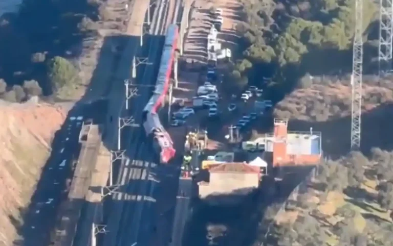 Al menos 39 muertos tras el descarrilamiento de dos trenes en el sur de España