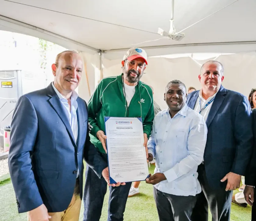 Santiago declara visitante distinguido a Juan Luis Guerra Santiago declara visitante distinguido a Juan Luis Guerra