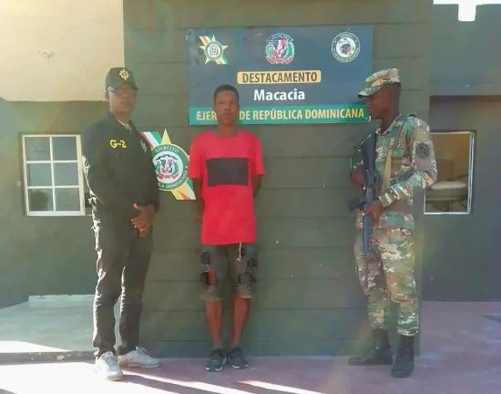 Ejército dominicano detiene a haitiano vinculado a crímenes en Haití durante patrullaje fronterizo