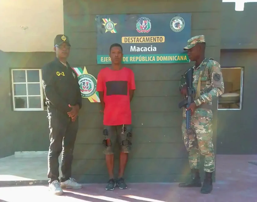 Ejército dominicano detiene a haitiano vinculado a crímenes en Haití durante patrullaje fronterizo