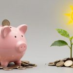 Monedas y planta creciendo, simbolizando ahorro e inversión.