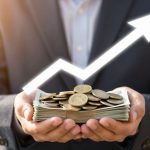 Persona exitosa manejando dinero con confianza y crecimiento.