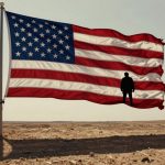 Bandera estadounidense rota con sombra de Trump.