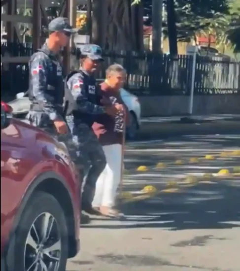 Agentes policiales auxilian a adulta mayor al cruzar avenida en Santiago