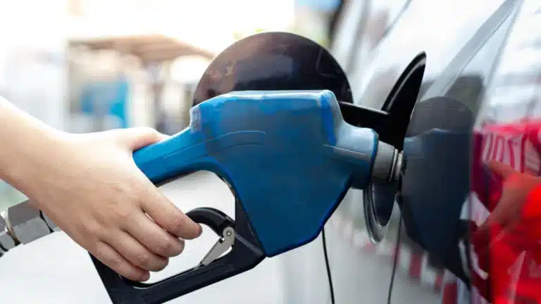 Barril a $100: así afecta el estrecho de Ormuz tu galón de gasolina