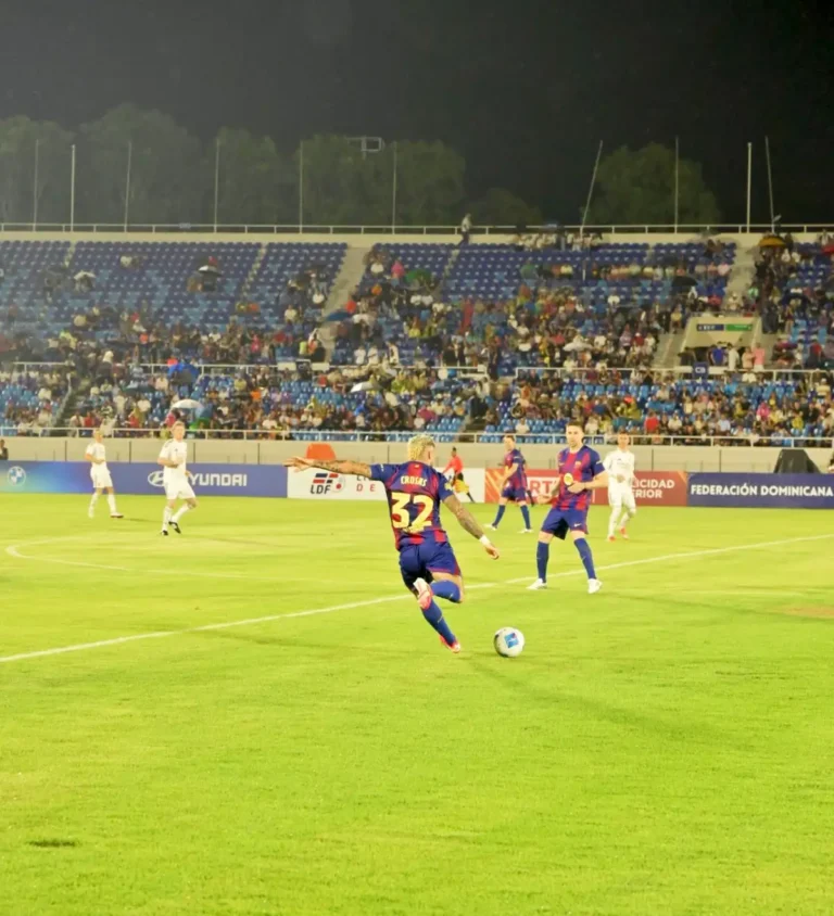 Real Madrid vs Barcelona en Santo Domingo termina 2-2 en la noche de leyendas