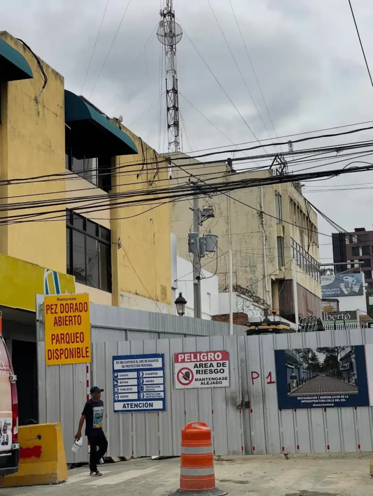 Comerciantes de la Calle Del Sol exigen diálogo por retrasos que golpean las ventas en Santiago