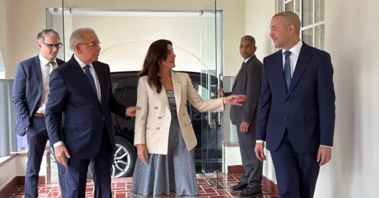 Embajadora de EE.UU. visita a Danilo Medina en sede del PLD Embajadora de EE.UU. visita a Danilo Medina en sede del PLD
