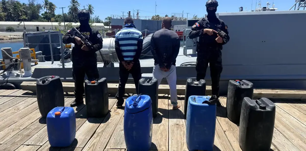 DNCD incauta 261 paquetes de cocaína ocultos en garrafones en Baní