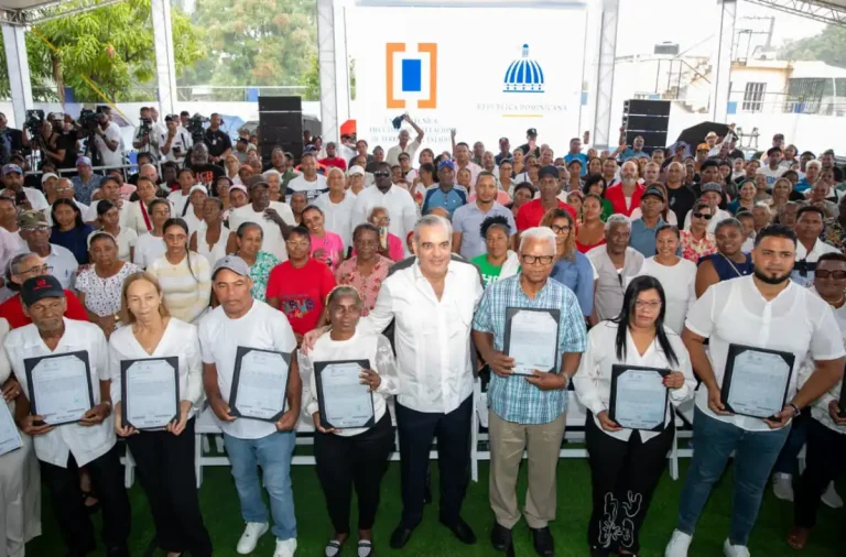 Luis Abinader entregó este miércoles 442 certificados de títulos de propiedad a familias del proyecto de titulación Hato Nuevo II