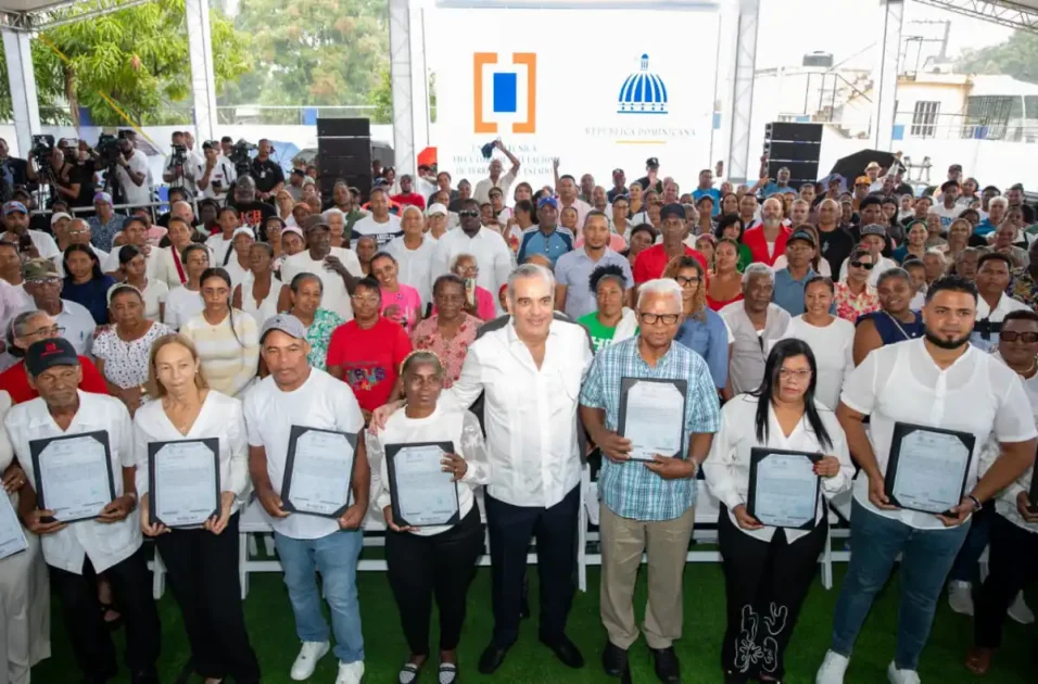 Inicio Luis Abinader entregó este miércoles 442 certificados de títulos de propiedad a familias del proyecto de titulación Hato Nuevo II