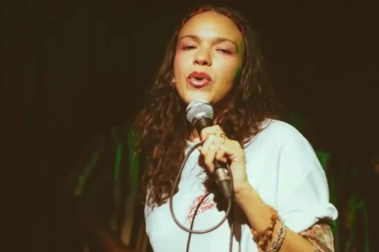 La artista multidisciplinaria Mabel VP, criada entre el Bronx y la República Dominicana, presentó “Trinitarias”, una canción íntima y conmovedora
