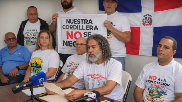Sacerdotes amenazan con ir "hasta la sangre" contra minería en el norte Sacerdotes y comunitarios marchan en Santiago contra exploración minera en la cordillera Septentrional
