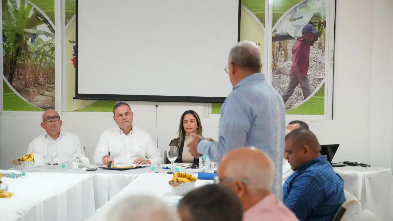 Ministro Espaillat con productores de banano en Mao, Valverde, durante encuentro sobre mecanización agrícola