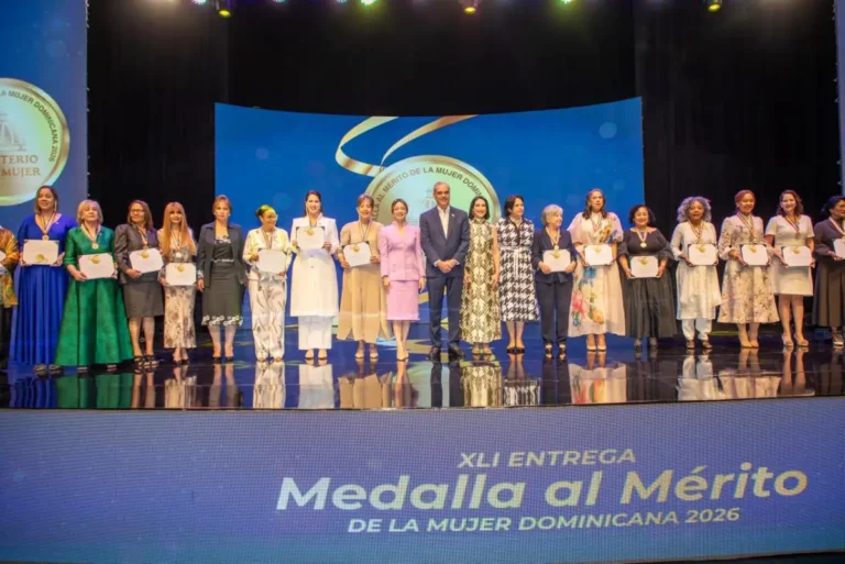 Presidente Abinader entrega Medalla al Mérito de la Mujer Dominicana 2026 en Teatro Nacional
