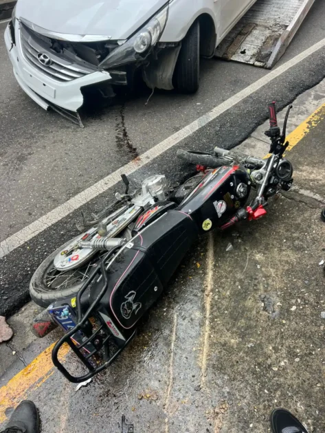 Dos jóvenes se entregan por arrebato captado en video en Santiago