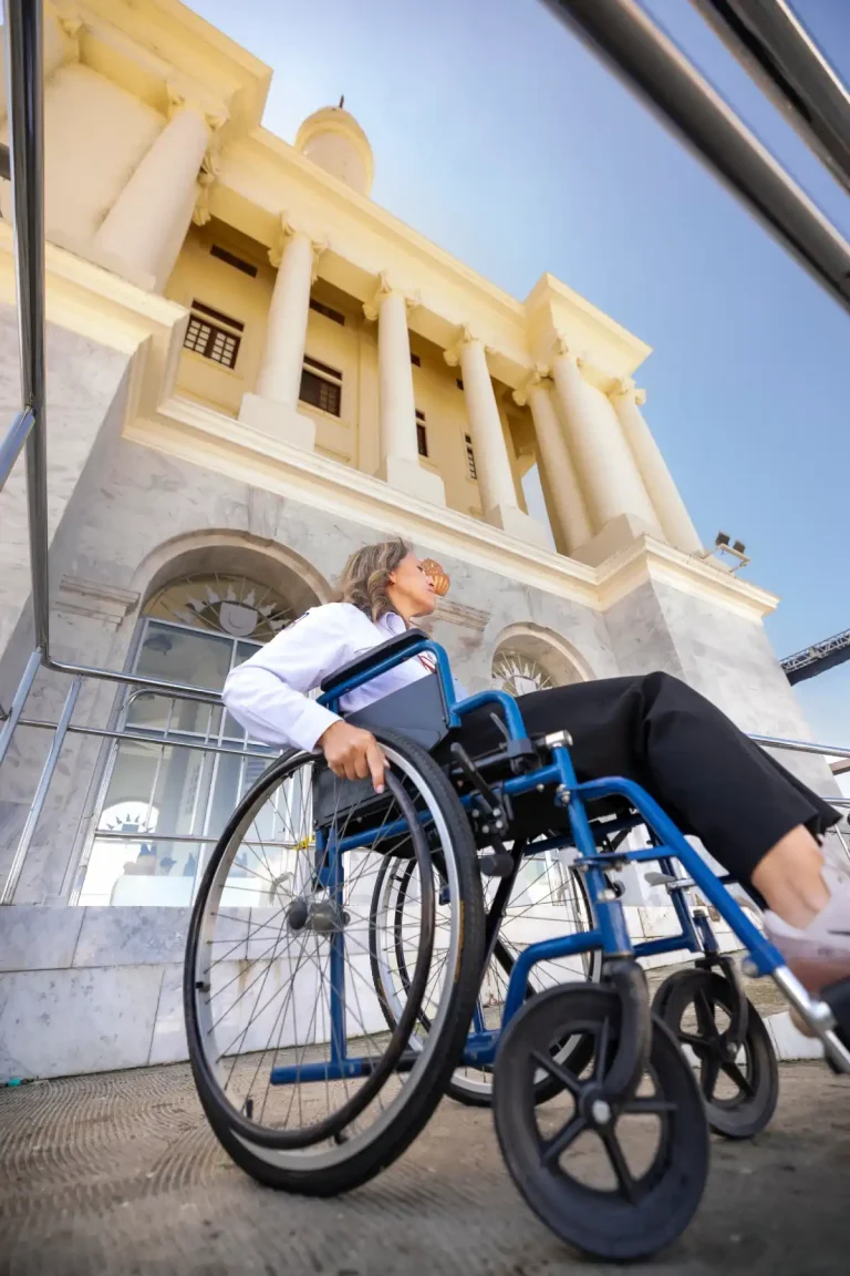 una mujer en silla de ruedas en el monumento a los heroes de la restauracion o monumento de santiago