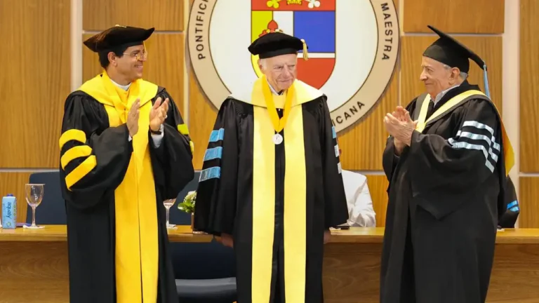Abraham Lowenthal recibe honoris causa de la PUCMM Abraham Lowenthal recibe honoris causa de la PUCMM