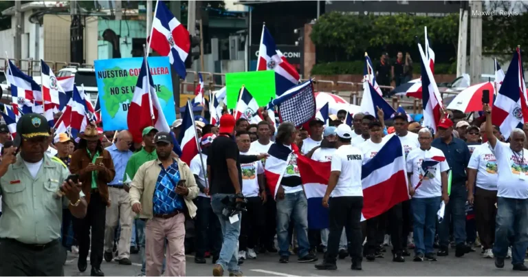Sacerdotes toman autopista Duarte en defensa de la cordillera