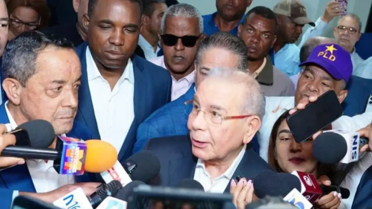 Danilo Medina gesticulando durante un encuentro con productores en el Hotel Barceló Lina de Santo Domingo.
