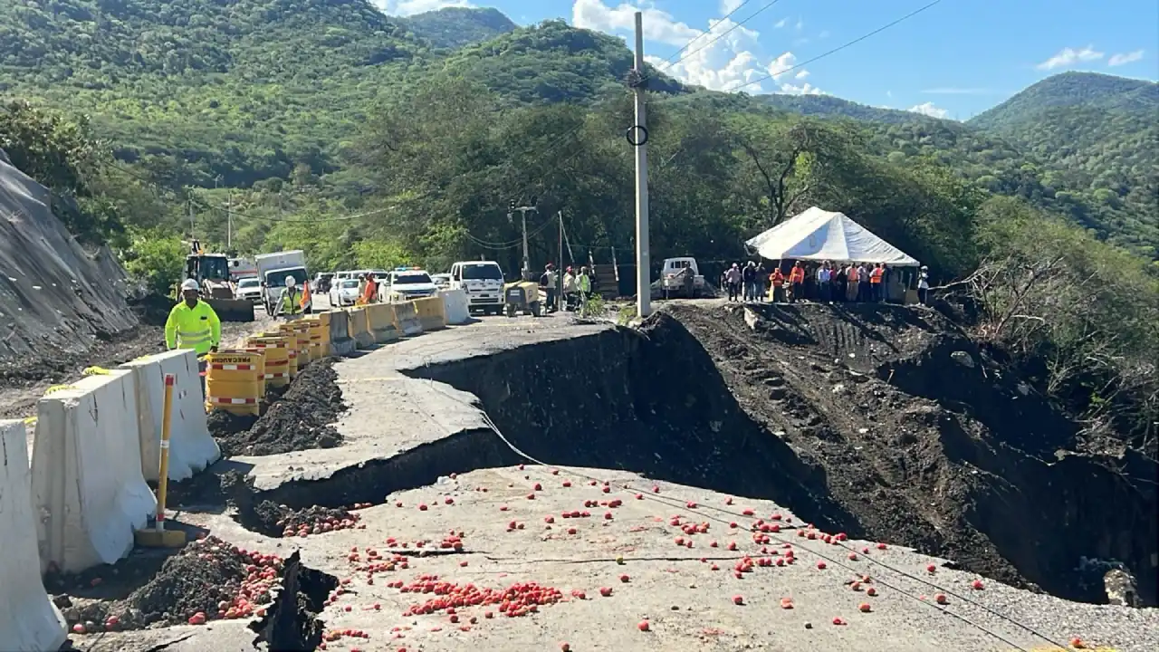 Derrumbe San José de Ocoa cierra carretera principal el sábado 18 de abril de 2026