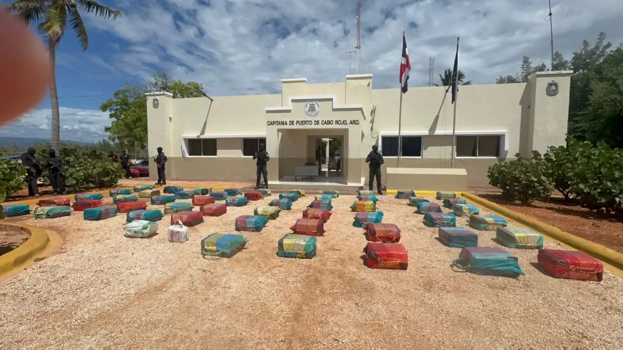 Agentes DNCD junto a paquetes de cocaína incautados en costas de Pedernales, República Dominicana