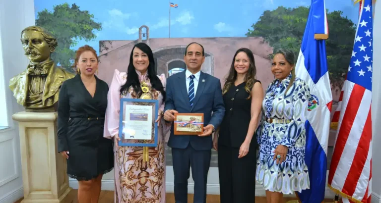 Miami-Dade declara “visitante distinguida” a Giannina Azar Giannina Azar recibe distinción de Visitante Distinguida en Miami-Dade
