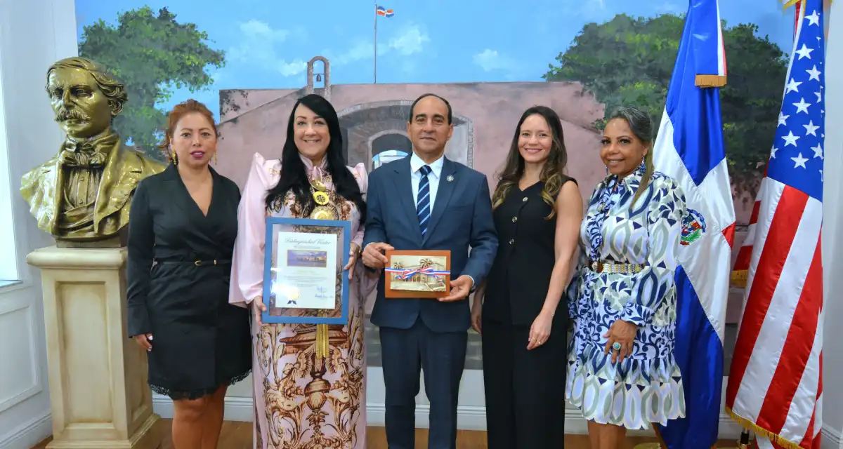 Giannina Azar recibe distinción de Visitante Distinguida en Miami-Dade