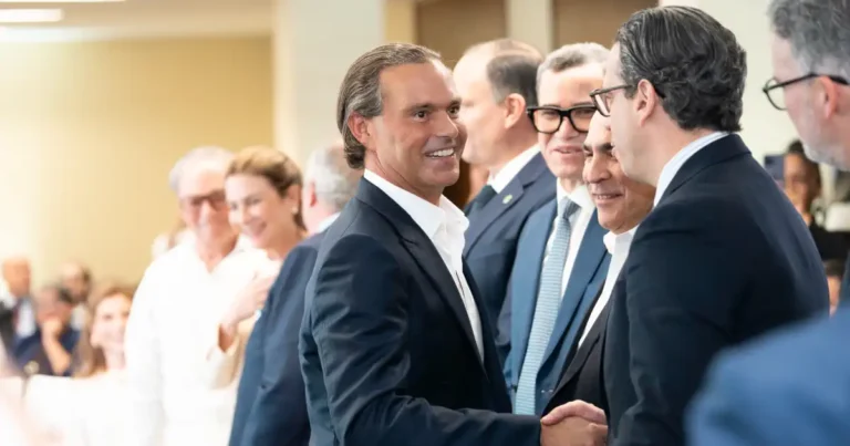 Juan Tomás Díaz juramentado como presidente de AIEHaina en la Torre Empresarial AIRD, República Dominicana.