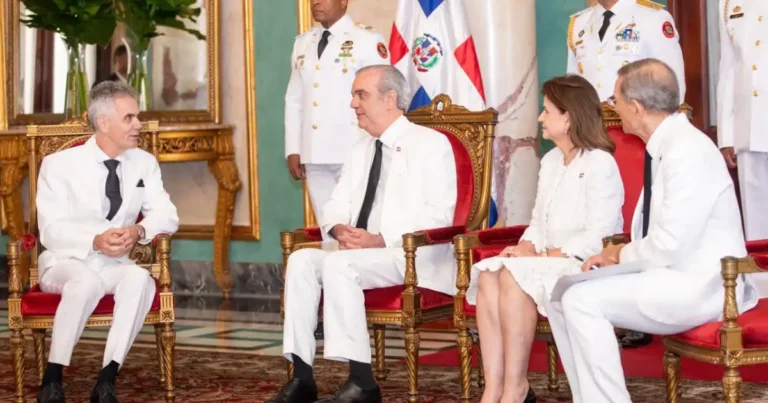 Luis Abinader recibe credenciales de seis nuevos embajadores en el país