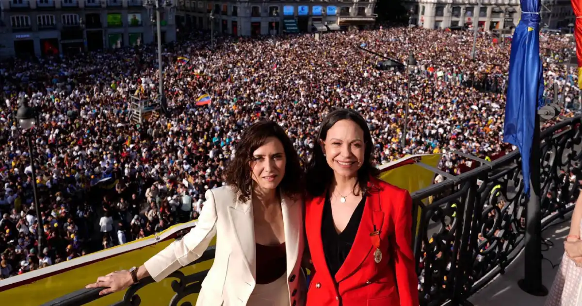 María Corina Machado recibe la Medalla de Oro de la Comunidad de Madrid de manos de Isabel Díaz Ayuso en la Puerta del Sol