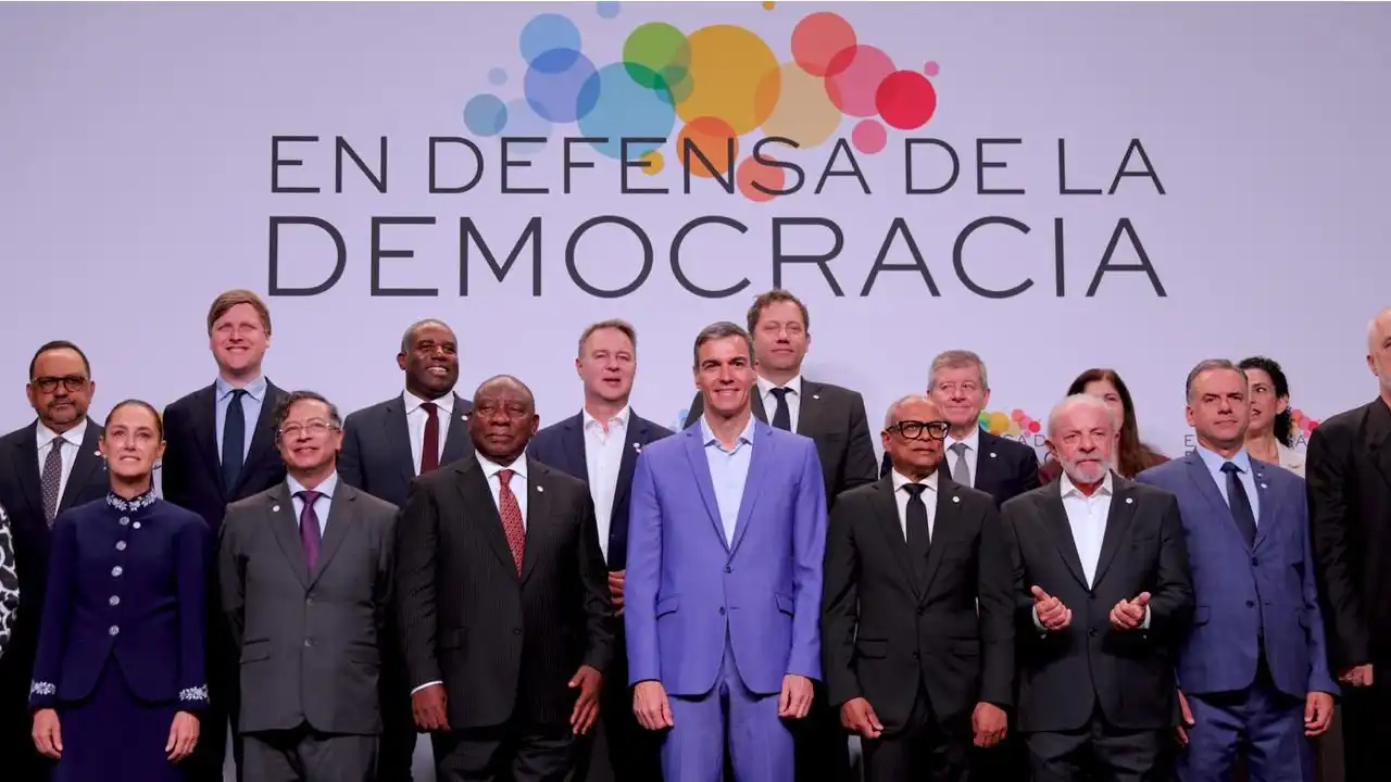 Delegación dominicana en la IV Reunión En Defensa de la Democracia en Barcelona, España, el 18 de abril de 2026