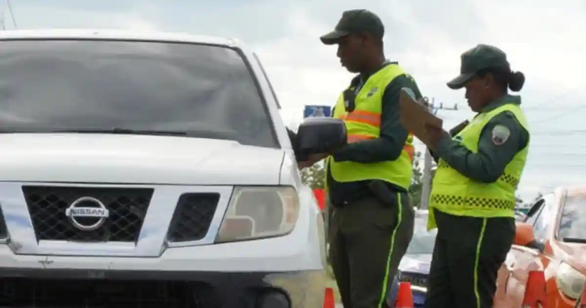 DIGESETT detecta 54 choferes ebrios en fin de semana Un agente de tránsito realiza una prueba de alcoholemia a un conductor dentro de su vehículo durante un operativo DIGESETT nocturno, diseñado para detectar y sancionar a conductores ebrios en la vía pública